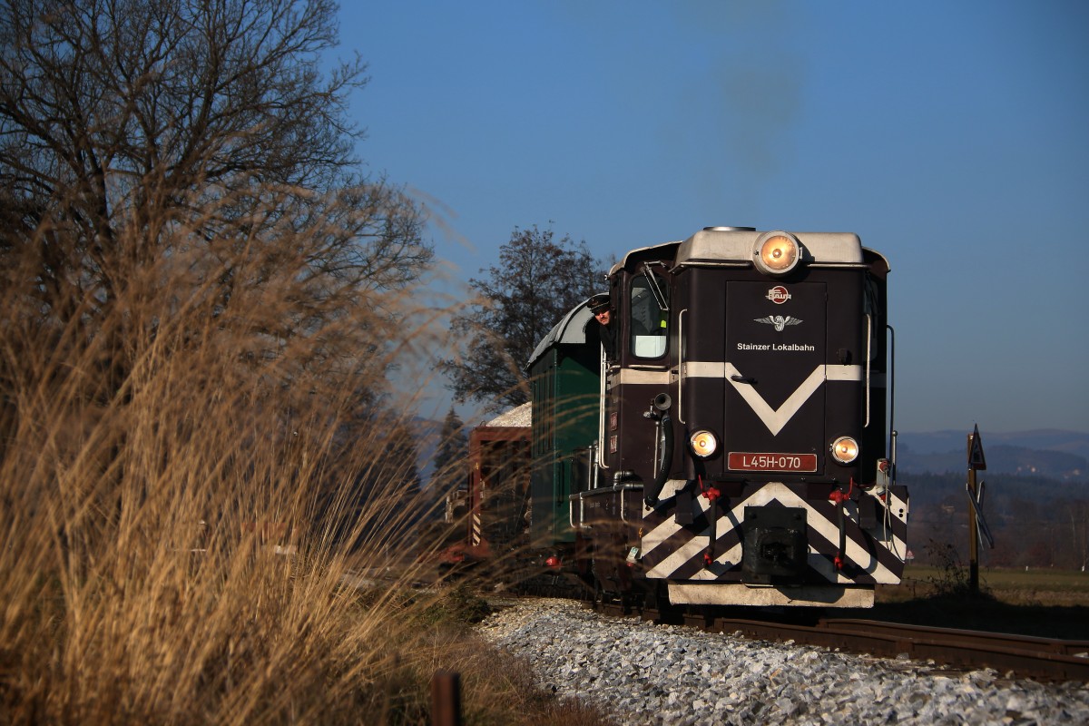 Bei strahlendem Sonnenschein durften wir L45H070 an diesem 5.12.2015 ablichten. Hier unmittelbar nach Neudorf im Stainztal gen Preding.