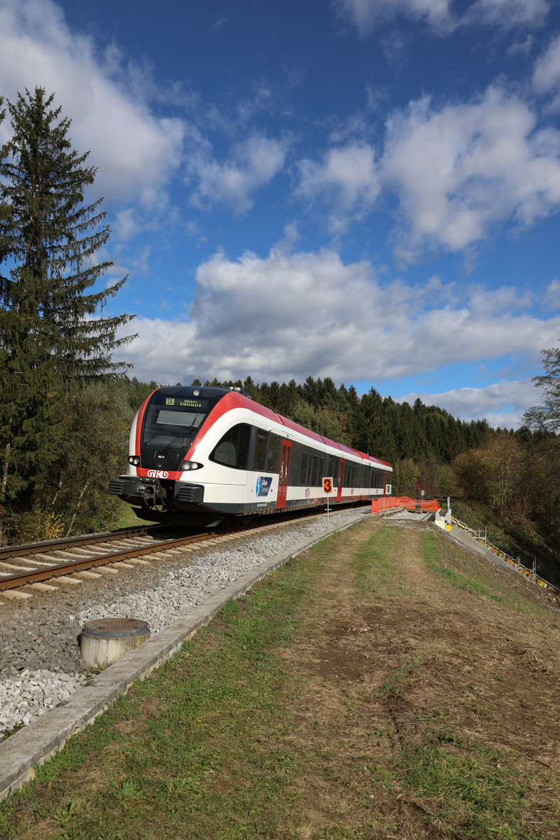 Bei strahlendem Sonnenschein schiebt sich ein GTW 2/8 über eine der zahlreichen Baustellen dieses Herbstes . 
Hier nächst Pölfing Brunn ist das letzte Durchlass Bauwerk mit doppeltem Bahndamm in Arbeit . 
Einst war dieser Abschnitt 2 Gleisig zur Anbindung der ehemaligen Sulmtalbahn. 

24.10.2017 