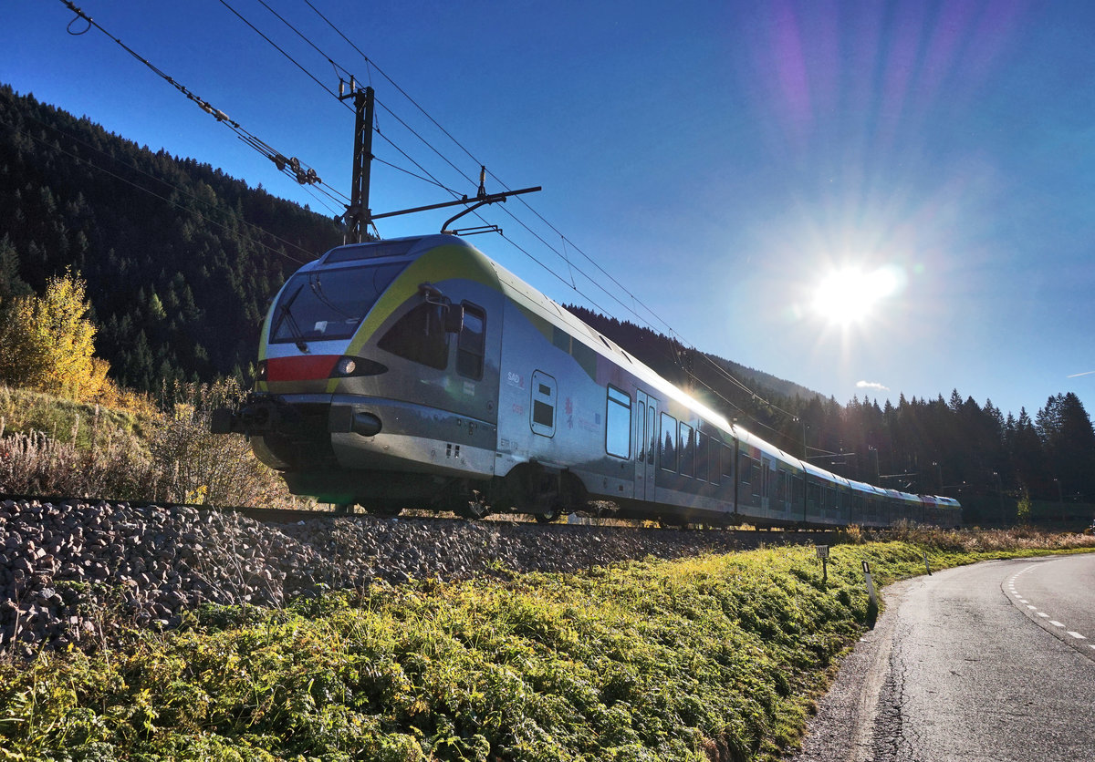 Bei strahlenden Sonnenschein fährt ein ETR 170 fährt als REX 1885 (Fortezza/Franzensfeste - Lienz) vorüber.
Aufgenommen am 16.10.2016, nahe des ehemaligen Bahnhofs Prato alla Drava/Winnebach.