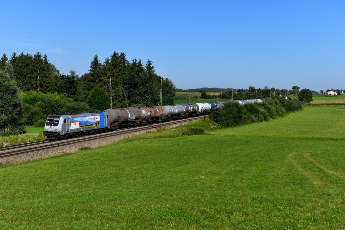 Bei Straß im Berchtesgadener Land konnte am Morgen des 23. Juli 2019 die 185 716 der IGE mit dem umgeleiteten Kesselwagenzug DGS 48959 nach Linz Vbf West dokumentiert werden. 