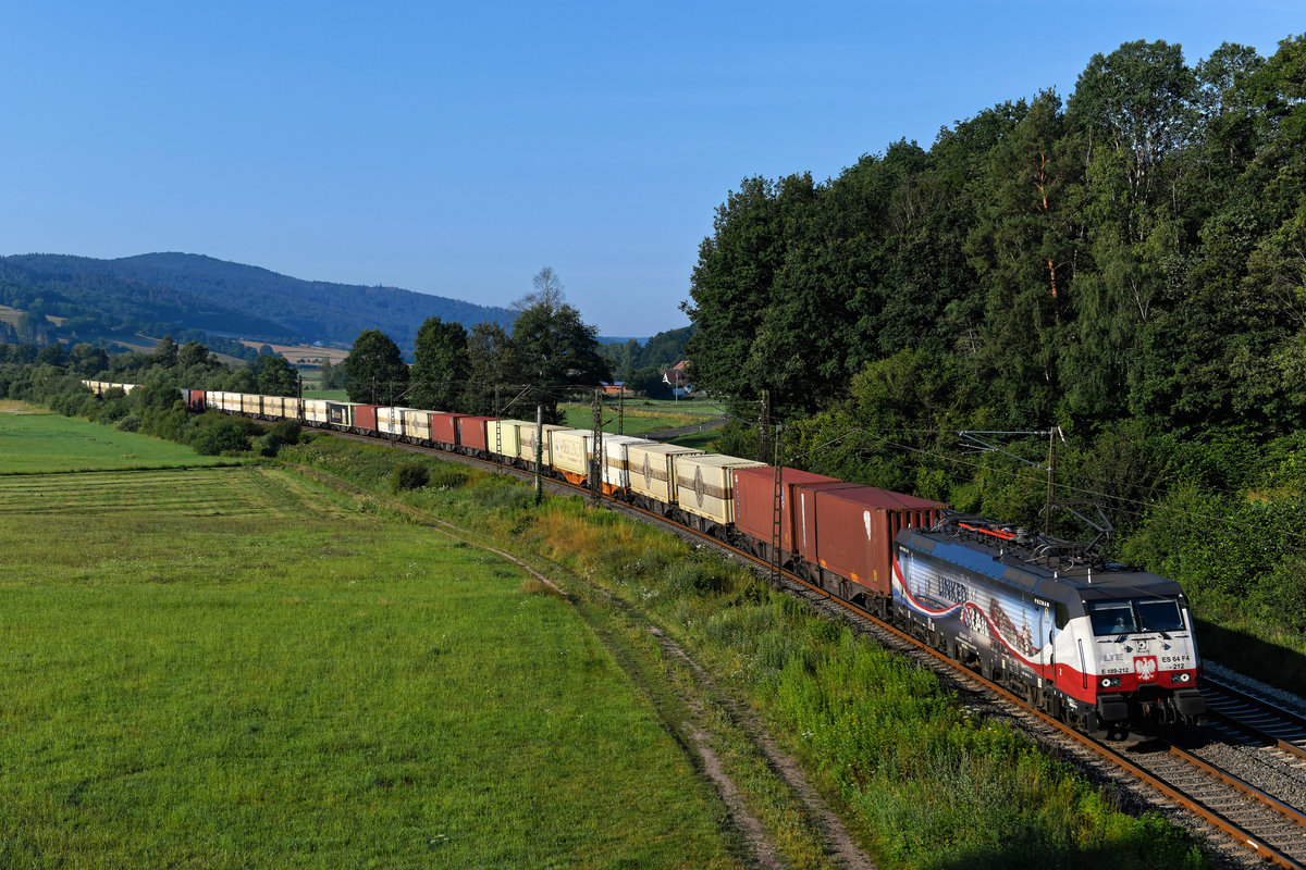 Bei der Streckenkunde im Haunetal wurde ich am 18. Juli 2020 von dieser Leistung vollkommen überrascht: Der DGS 52409 von München Riem Ubf nach Lippstadt Gbf - besser bekannt als  Warsteiner  - wurde an diesem Tage von der 189 212 geführt. Mit ihrer gelungen äußeren Gestaltung weist die Lok auf eine Containerzug-Verbindung zwischen dem polnischen Posen und dem niederländischen Rotterdam hin. Zum Aufnahmezeitpunkt war die Lok an die WLE verliehen. So kam es auch zu dem Einsatz vor dieser Leistung, die primär dem Transport von Gerstensaft einer deutschen Großbrauerei dient. 