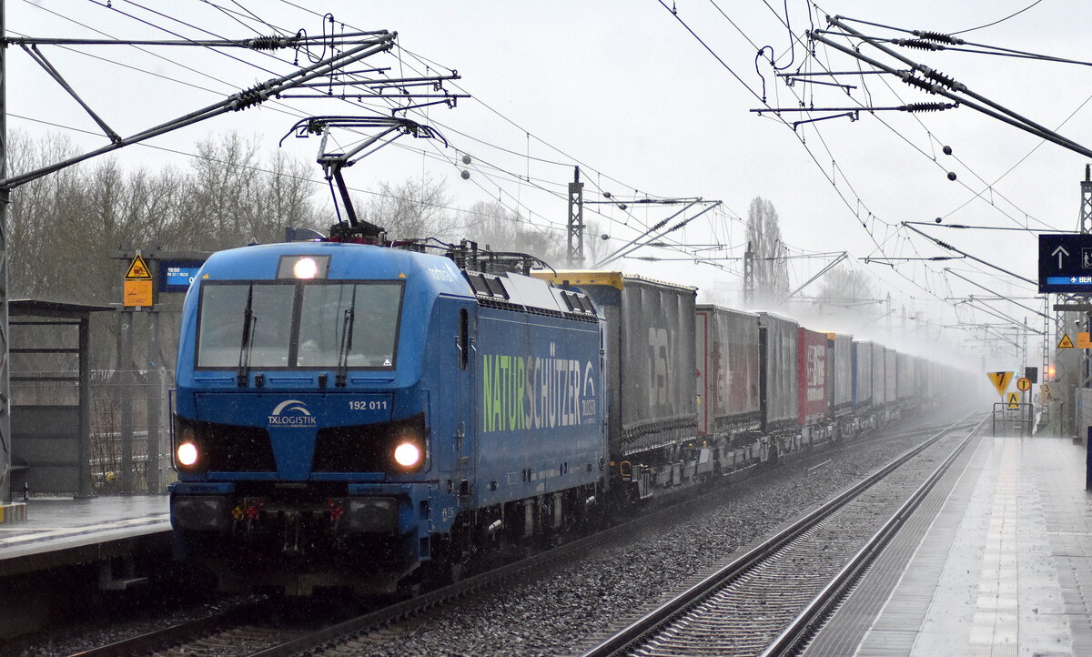Bei strömendem Regen fuhr TX Logistik AG, Troisdorf [D] mit der Smartron  192 011  [NVR-Nummer: 91 80 6192 011-5 D-NRAIL] und einem KLV-Zug Richtung Rostock Seehafen am 30.03.23 Durchfahrt Bahnhof Berlin Hohenschönhausen.