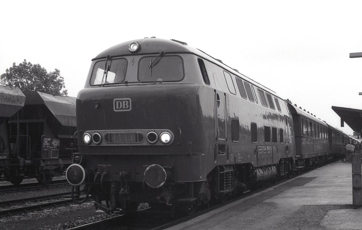 Bei strömendem Regen kam V 160003 mit ihrem Sonderzug anlässlich des 150 jährigen Eisenbahnjubiläums am 29.5.1985 aus Nürnberg in Neuenmarkt - Wirsberg an.