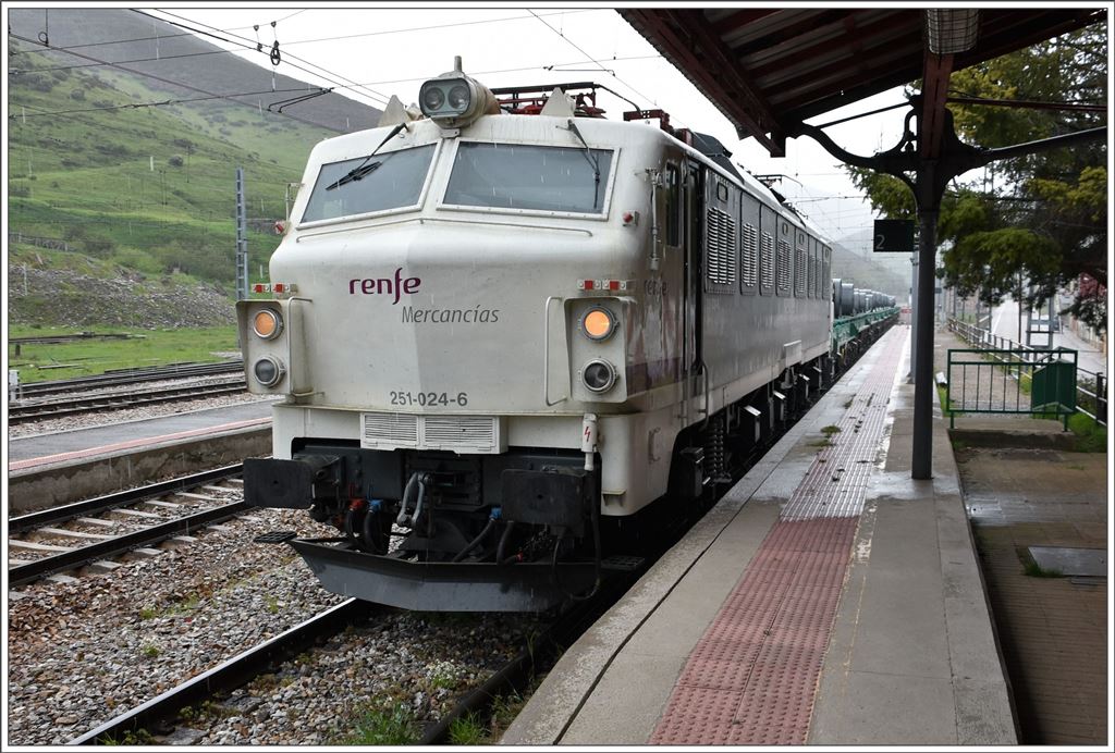 Bei strömendem Regen trifft ein weiterer Zugsteil mit Shmms in Busdongo ein. Die noch saubere, unversprayte 251 024-6 übernimmt für die Weiterfahrt Richtung León einen zweiten Zugsteil. (25.05.2016)