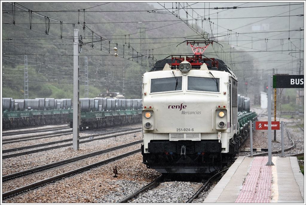 Bei strömendem Regen trifft ein weiterer Zugsteil mit Shmms in Busdongo ein. Die noch saubere, unversprayte 251 024-6 übernimmt für die Weiterfahrt Richtung León einen zweiten Zugsteil im Hintergrund. (25.05.2016)
