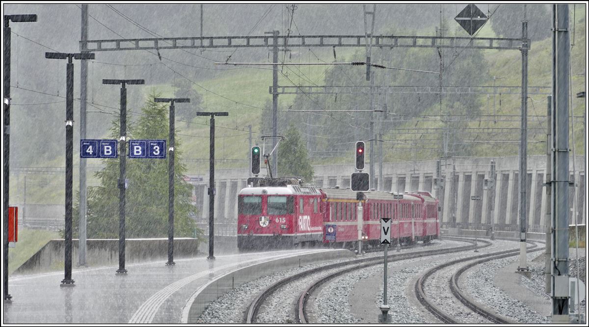 Bei strömendem Regen verlässt R1945 mit der Ge 4/4 II 615  Klosters  die neu verlegte Umsteigestation Sagliains Richtung Pontresina. (01.07.2020)