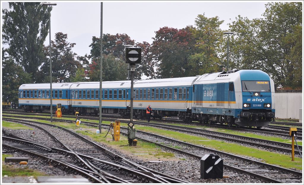 Bei strmendem Regen wartet 223 068 mit ihrem Alex in Lindau Hbf auf die nchste Fahrt nach Mnchen Hbf. (04.10.2013)