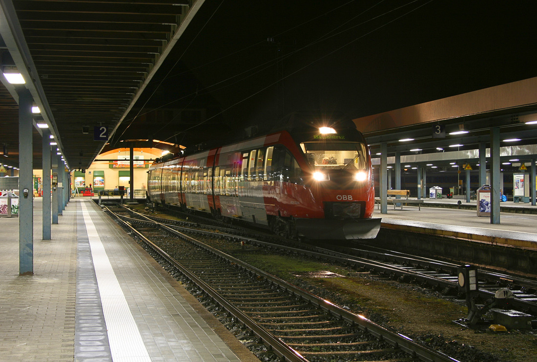 Bei strömendem Regen wartet 4024 024 auf die Rückfahrt von Lindau Hbf (Aufnahmeort) nach Bludenz.
Fotografiert am 20. März 2010.