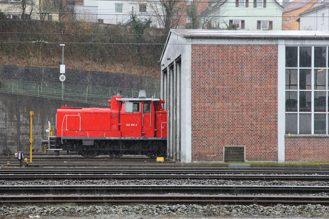 Bei strömendem Regen wurde 363 815 der Passauer Eisenbahnfreunde in Passau fotografiert.
Aufgenommen am 28. Februar 2017.