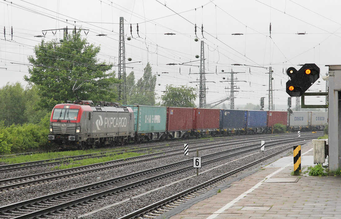 Bei strömendem Regen wurde PKP Cargo EU46-507 in Hamm (Westfalen) aufgenommen.
Aufnahmedatum: 9. Juni 2017
