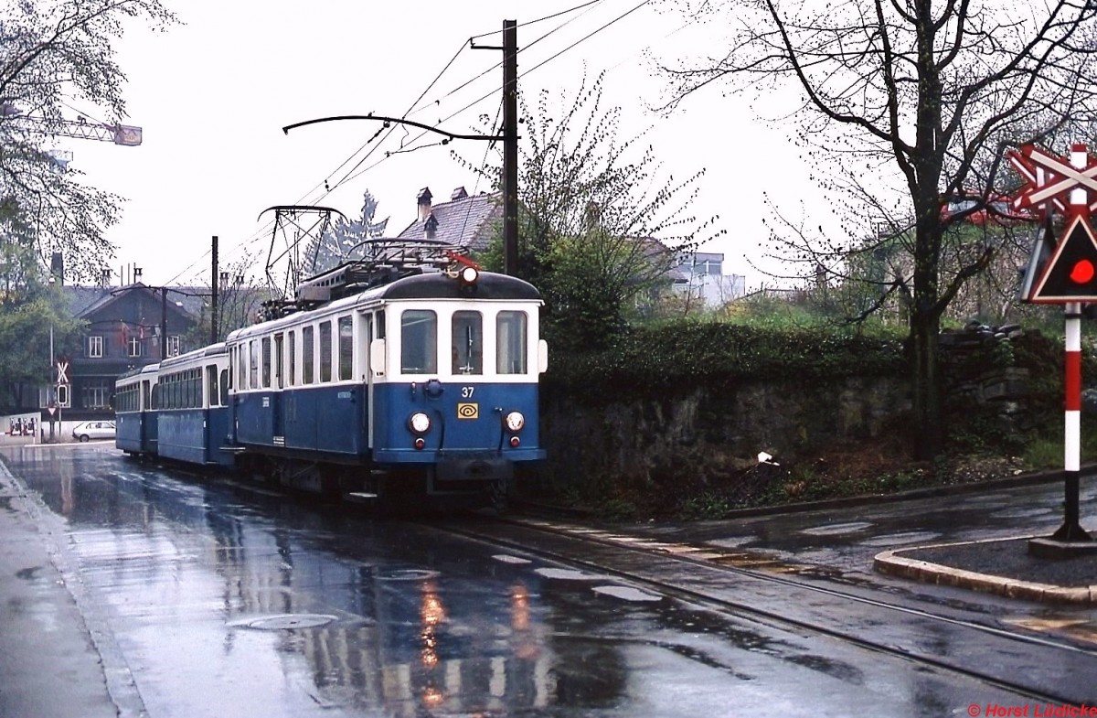 Bei strömenden Regen ist BDe 4/4 37 der Vereinigten Bern-Worb-Bahnen (heute Regionalverkehr Bern-Solothurn) im Mai 1980 bei Muri unterwegs