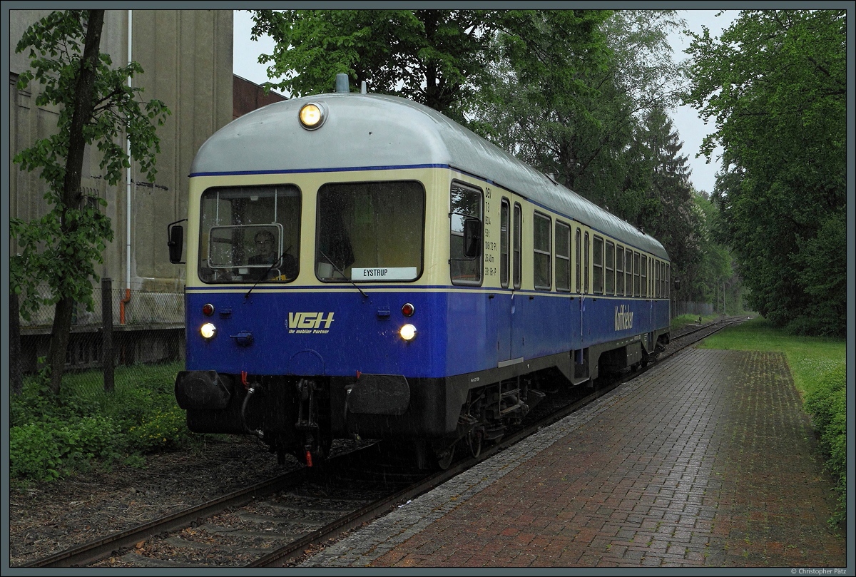Bei strömenden Regen erreicht der T 3 der VGH am 15.05.2016 den Bahnhof Eystrup. Nach kurzem Aufenthalt geht es als Pt 4502 zurück nach Syke.