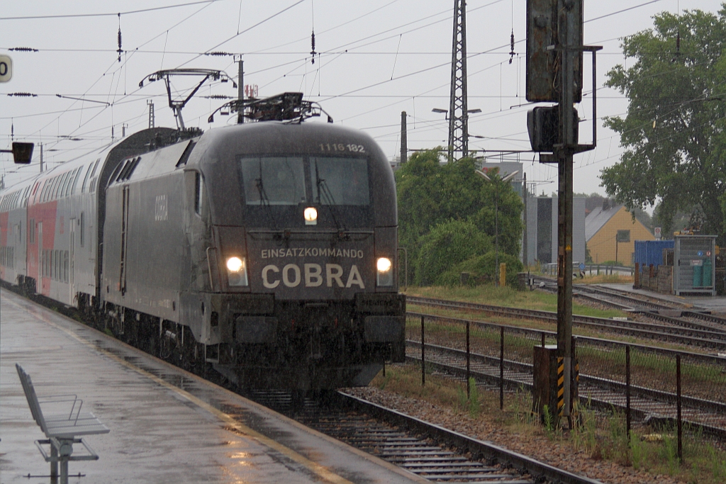 Bei strömenden Regen fährt die 1116 182-7 am 20.Juni 2015 mit dem REX 2112 in den Bf. Tulln ein.