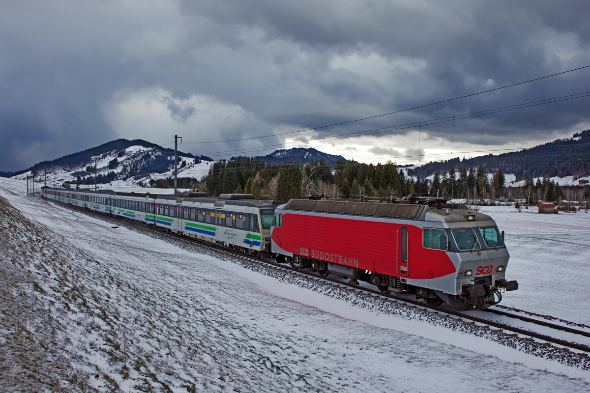 Bei Sturmende am 10.2.2016 fährt die Zuglok Re 446 015 mit der Schublok Re 446 016 mit dem VAE in Altmatt vorüber.