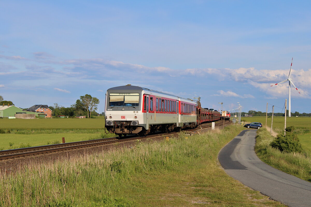 Bei den SyltShuttle-Autozügen zwischen Westerland(Sylt) und Niebüll lohnt sich hin und wieder auch ein Nachschuss, so auch am 31.05.2022 in Lehnshallig. Am Schluss des SyltShuttle hängt 628 501, welcher ab Niebüll als SyltShuttlePlus weiter nach Husum verkehren wird.