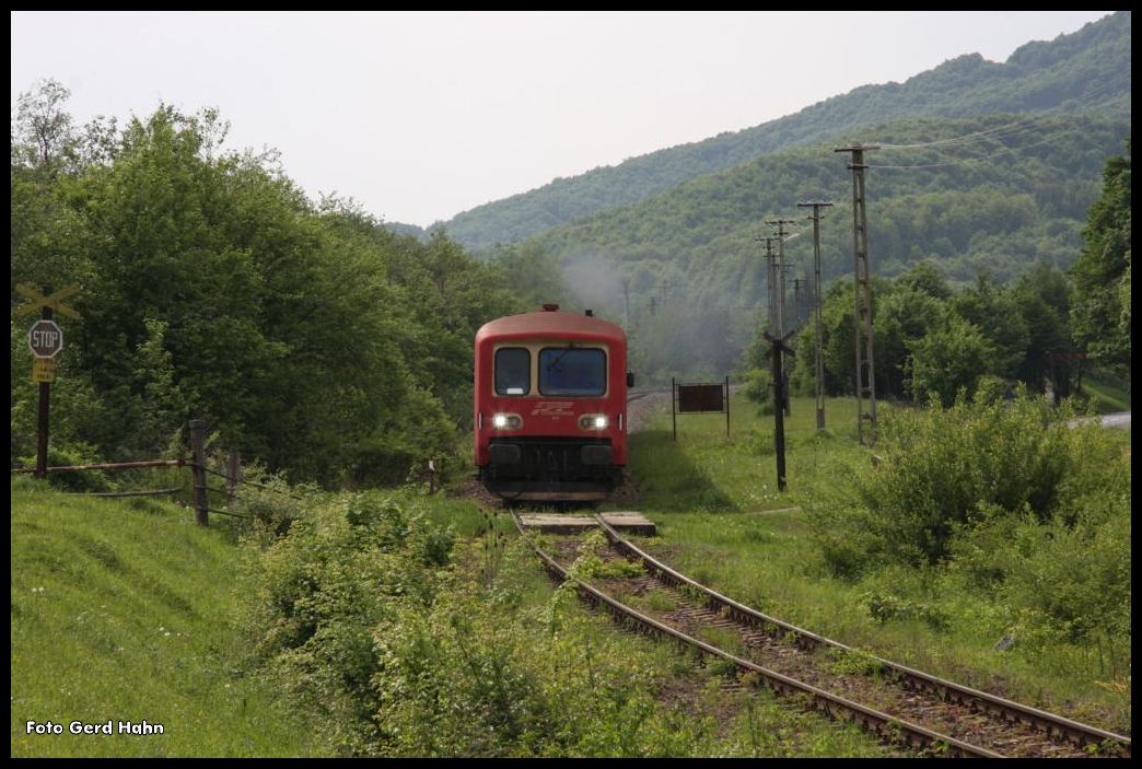Bei Teliu war dieser ex SNCF Triebwagen von RegioTrans am 21.5.2015 auf dem Weg von Brasov nach Intorsura Buzaului.