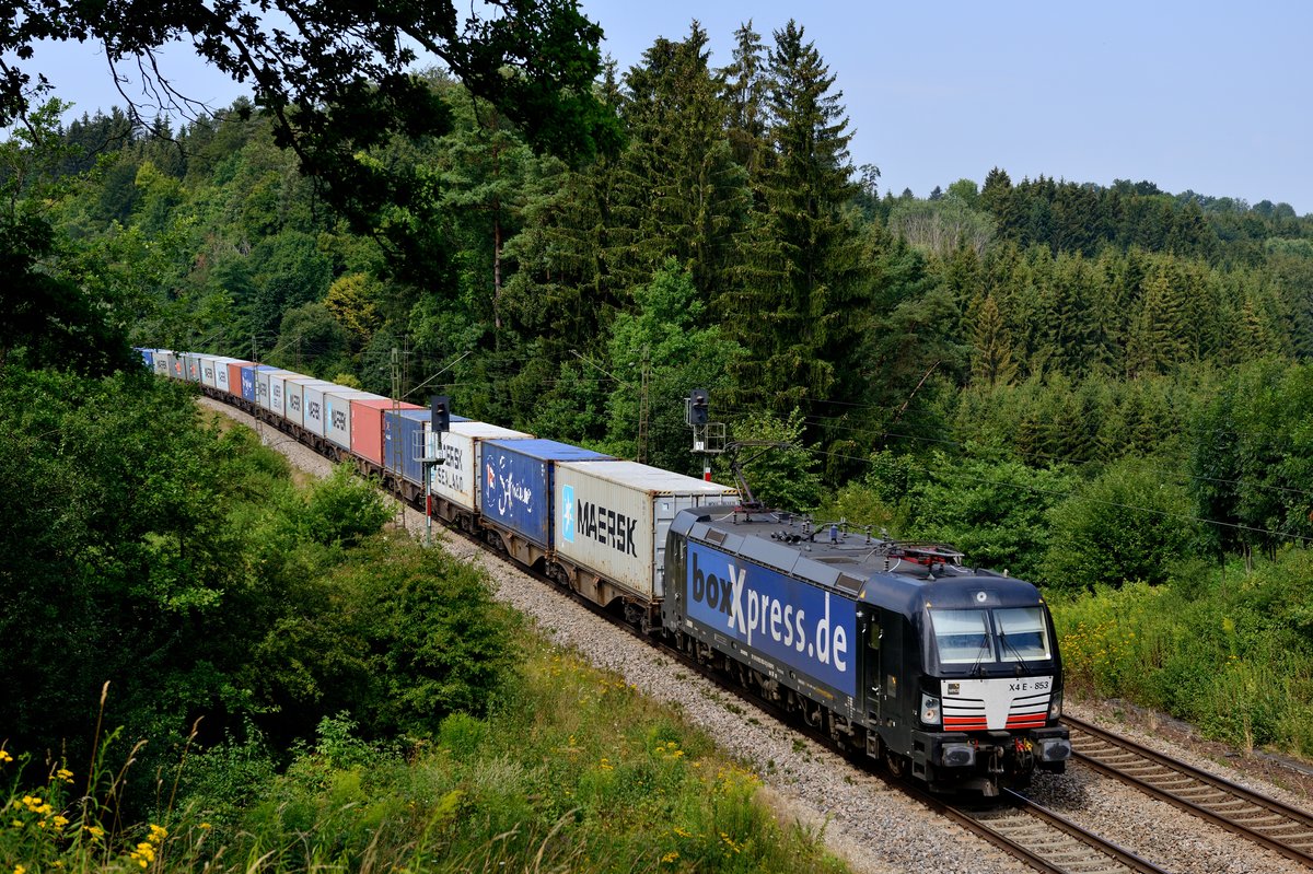 Bei Temperaturen von über 30 Grad sucht man sich am besten ein schattiges Plätzchen im Wald. Am heißen 08. August 2015 konnte der boxXpress Verton 193 853 mit dem DGS 83751 Weddewarder Tief nach Regensburg Bayernhafen bei Deining abgelichtet werden.