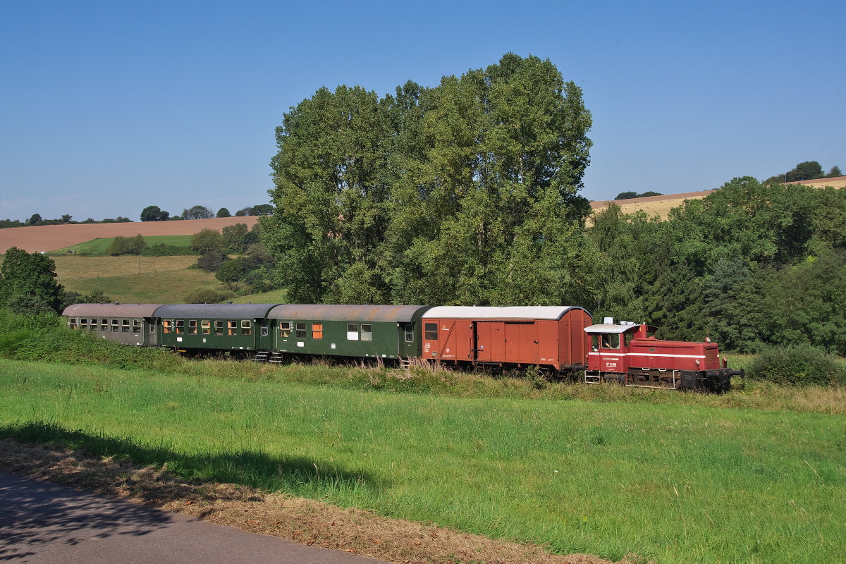 Bei Temperaturen über 30° brummte Köf 11098 mit ihrem Zug durch das romantische Ostertal bei Ottweiler-Steinbach im Saarland. Bis Schwarzerden geht es immer leicht bergauf. Auf 20 Km Strecke müssen 100 Höhenmeter überwunden werden. Bahnstrecke 3204 am 27.08.2016