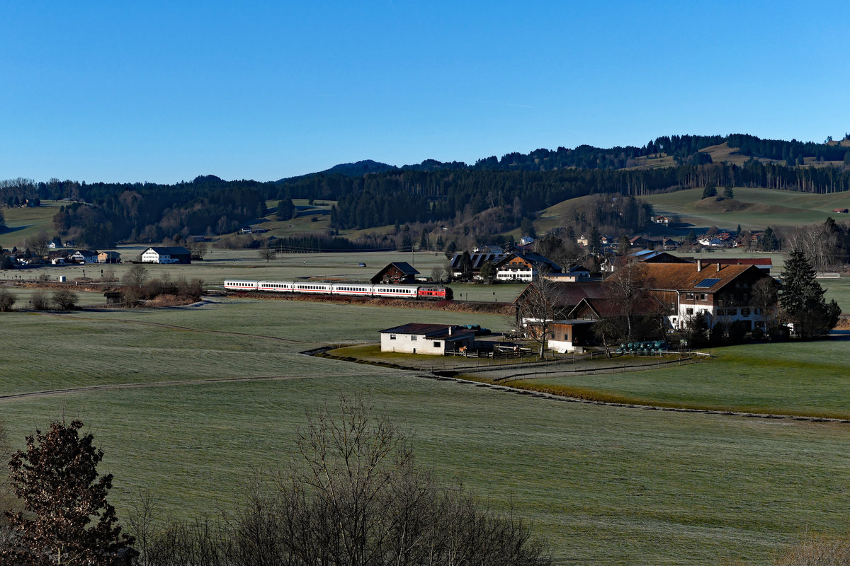 Bei Thanners eilt am Dreikönigstag 2020 die Ulmer 218 436 mit ihrem IC 2084 in Richtung Kempten. 