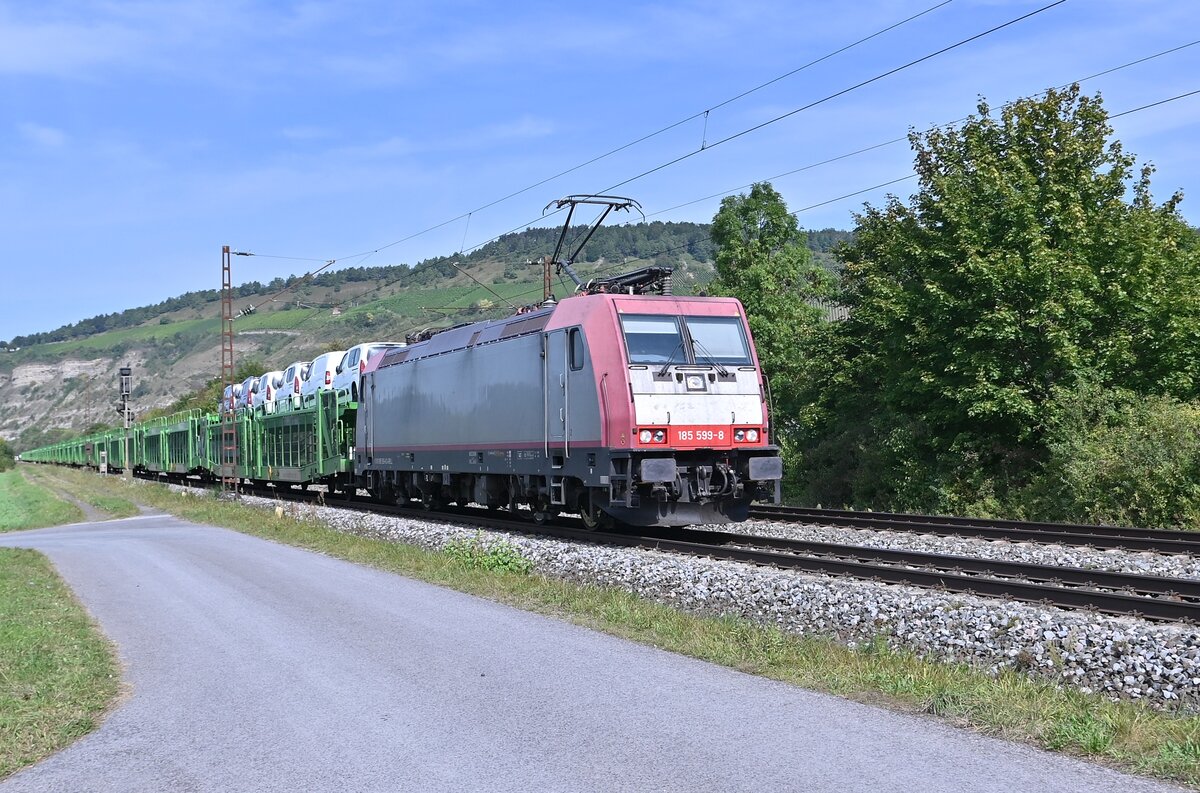 Bei Thüngersheim kommt die BRLL 185 599 am Dienstag den 14.9.2021 mit einem Mercedes Vito Autotransportzug gen Würzburg gefahren. 