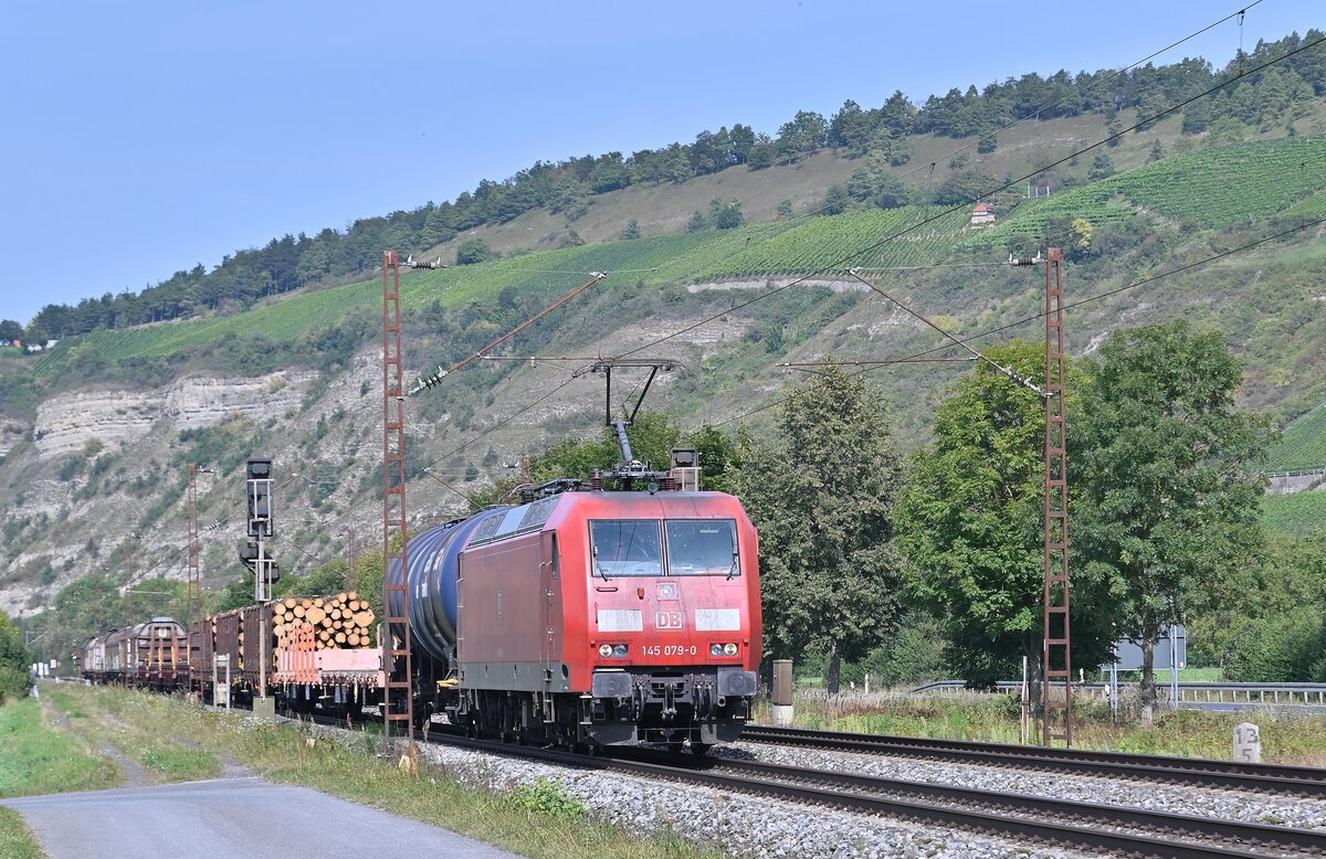 Bei Thüngersheim kommt mir am Dienstag die 145 079 mit einem Mischer entgegen am Dienstag den 14.9.2021