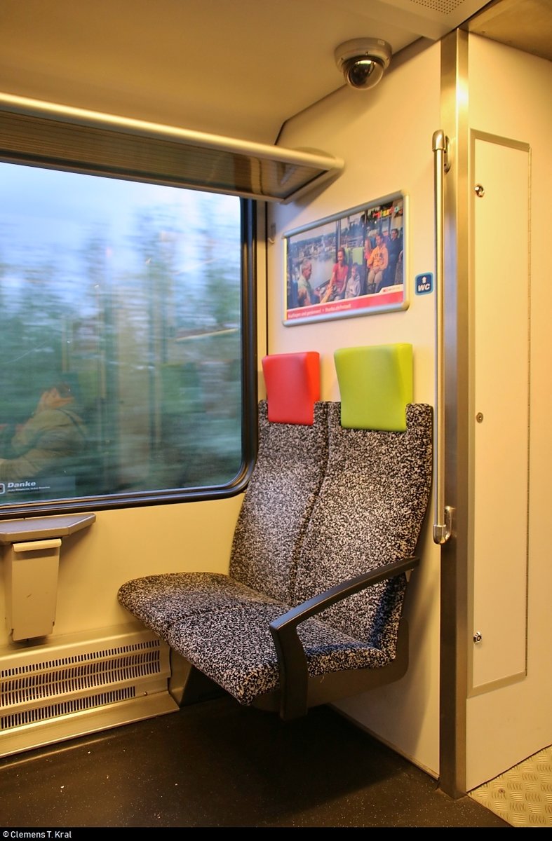 Bei der Thurbo AG geht es durchaus etwas bunter zu.
Blick auf zwei Sitze in RABe 526 769-5 (Stadler GTW) der S-Bahn St. Gallen mit unterschiedlich gefärbten Kopfstützen.
Der Zug ist unterwegs als S7 von Rorschach (CH) nach Weinfelden (CH).
[10.7.2018 | 20:52 Uhr]