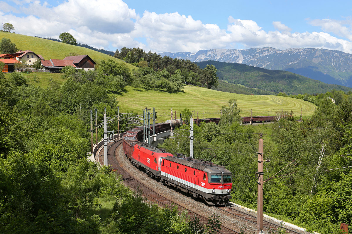 Bei toller Wolkenstimmung über der Rax fahren die gut gepflegten 1144.210+1116.274 mit G-54627 über den Abfaltersbachgraben-Viadukt am Eichberg. 27.5.17