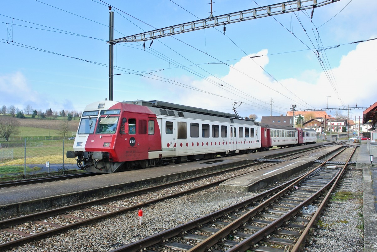 Bei der TPF ist zurzeit wieder ein EWI im Einsatz. R 14449, bestehend aus dem RBDe 4/4 567 181-3, B EWI 50 36 20-33 361-0 und ABt 50 36 35-32 381-1 beim Zwischenhalt in Courtepin, 30.12.2013.