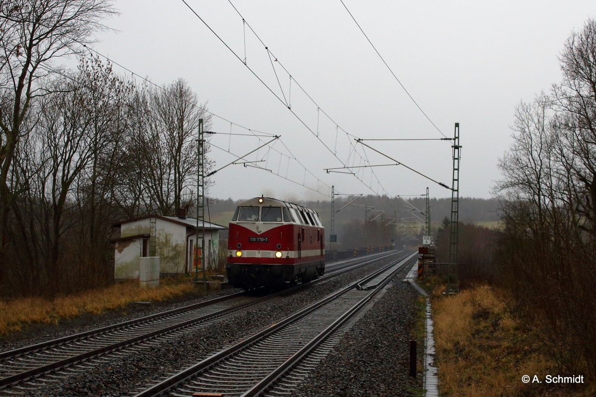Bei trübem Januar Wetter fuhr am 28.01.2015 die 118 770-7 von Plauen nach Glauchau als LZ-Leistung. Hier passierte Sie gerade die Elstertalbrücke. 