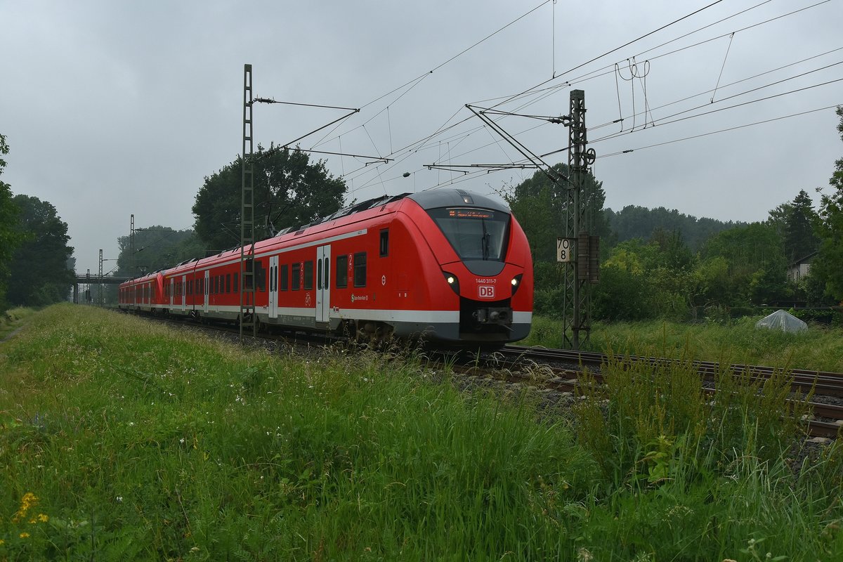 Bei trübem Wetter am Freitag den 1.6.2018 kommt der 1440 311 mit einem S8 Zug in Kleinenbroich eingefahren.