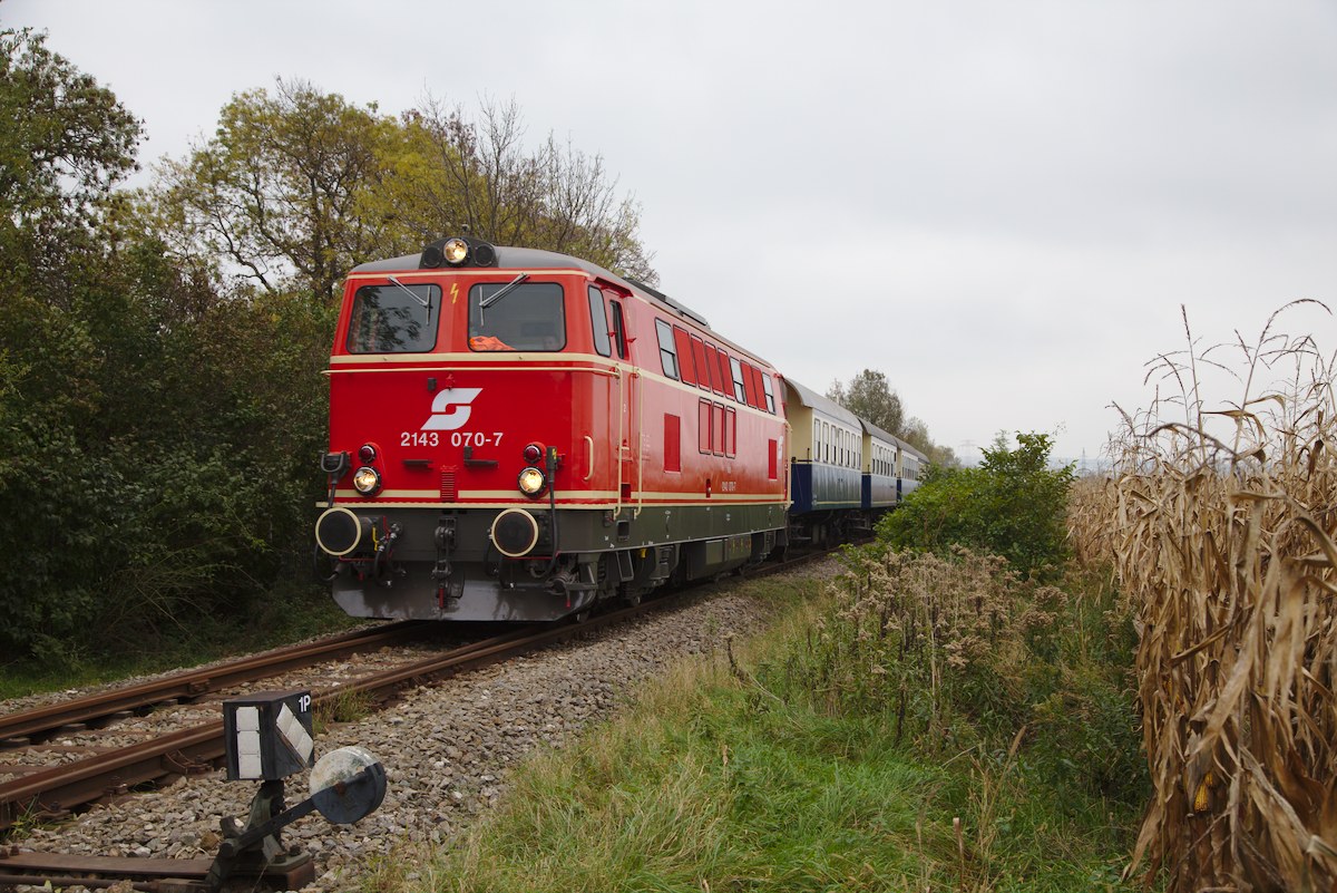 Bei trübem Wetter fand eine Sonderfahrt zur Präsentation der frisch renovierten 2143.70 statt. Zu sehen ist hier der Zug auf der Fahrt nach Korneuburg, kurz vor der Kreuzung mit der Leobendorferstraße. (25.10.2014) 