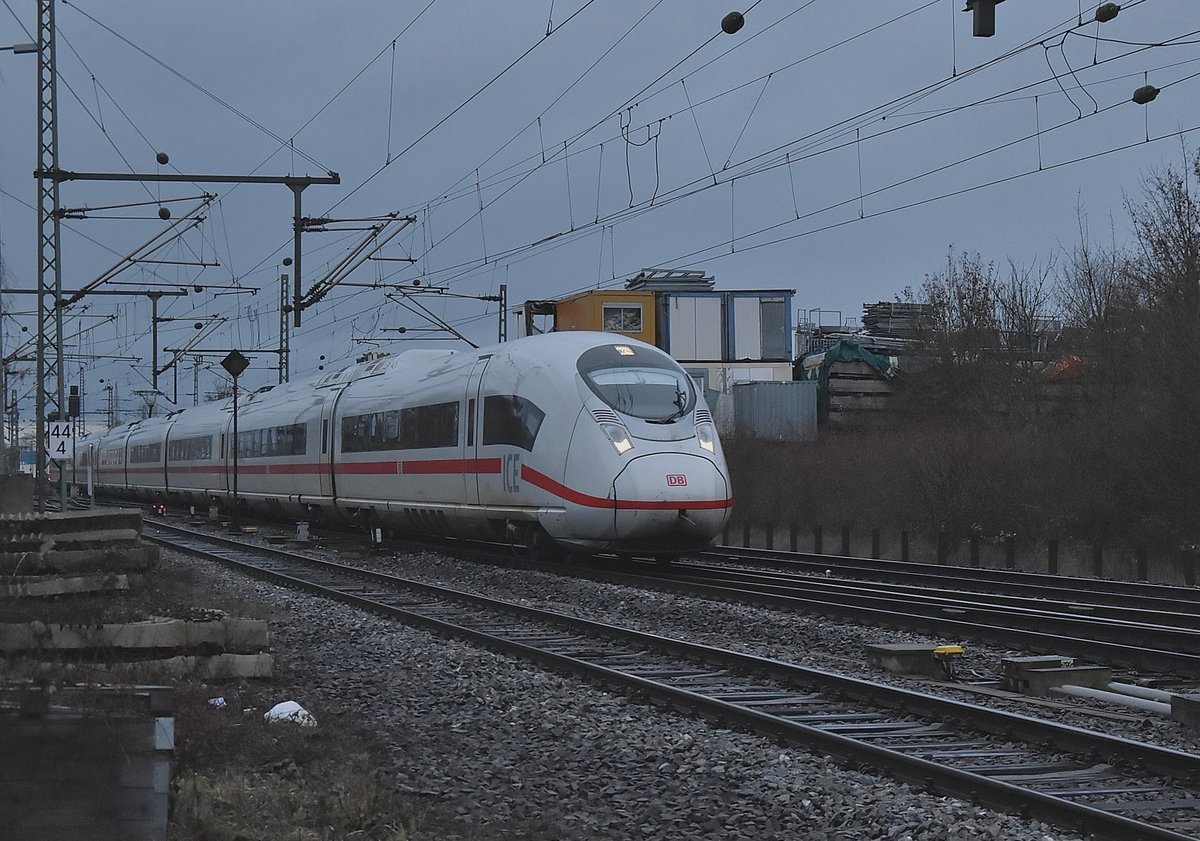 Bei trübem Wetter ist der ICE Valero D 709 auf der Riedbahn in Riedstadt in Richtung Gernsheim fahrend zu sehen. 6.1.2019