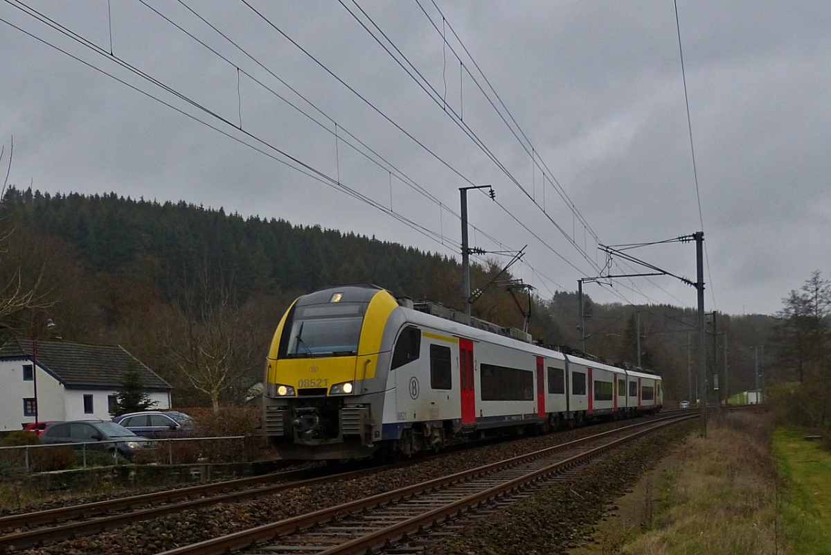 Bei trübem Wetter rauscht der SNCB Triebwagen AM08 521 von Drauffelt her kommend in Enscherange an mir vorbei in Richtung Wilwerwiltz. 21.12.2020