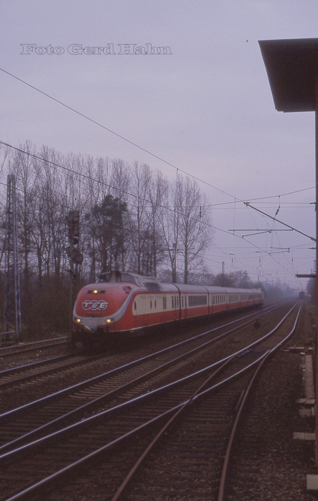 Bei trübem Wetter war hier am Block Lengerich - Ringel am 28.11.1987 VT 601 TEE Parsifal in Richtung Osnabrück unterwegs.