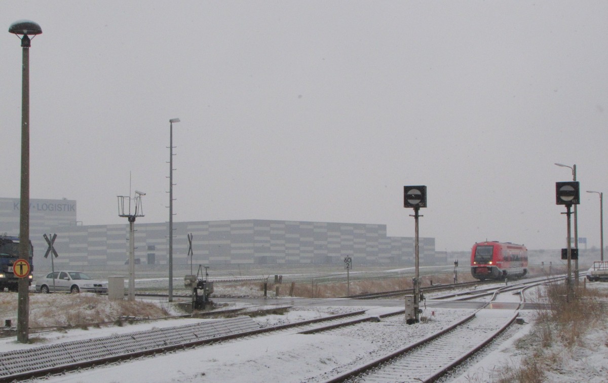 Bei trüben Winterwetter und im Schatten des großen Logistikzentrums fährt am 05.02.2015 der DB 641 023 als RB 16206 (Erfurt Hbf - Leinefelde) in den Bahnhof Kühnhausen aus.