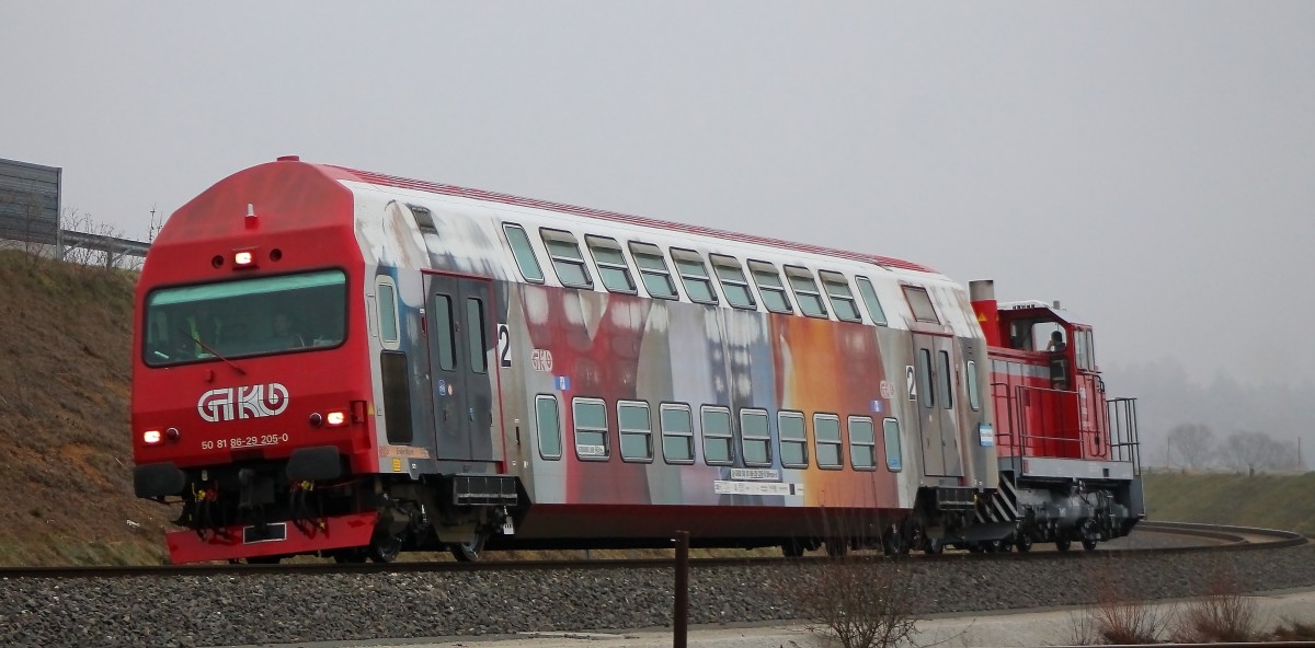 Bei trüben Winterwetter schiebt sich Doppelstockwagen BS205 um den Bogen in den Bahnhof Wettmanstätten Richtung Deutschlandsberg. 20.12.2013
