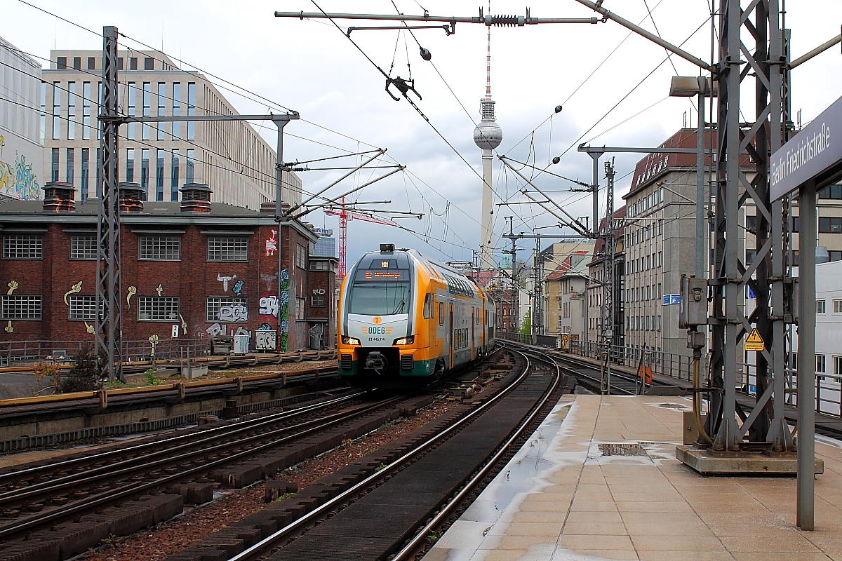 Bei typischem Aprilwetter erreicht 445 114 der ODEG  am 14.04.2014 als RE 83971 von Cottbus nach Wismar den Bahnhof Berlin Friedrichstraße.