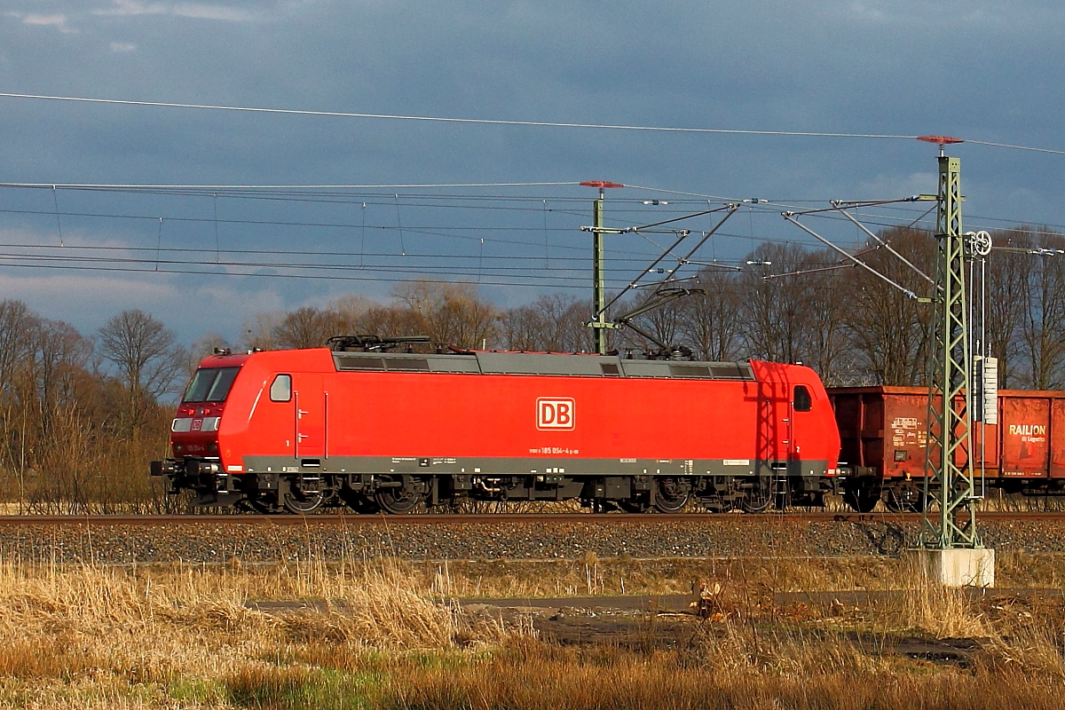 Bei typischem Aprilwetter fährt die 185 054-4 am 05.04.2018 durch Nassenheide.