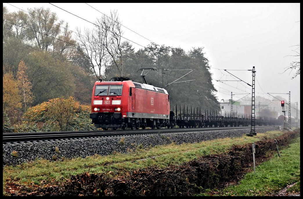 Bei typischem Novemberwetter mit Nieselregen erreicht hier die DB 185048-1 am 4.11.2021 um 13.10 Uhr mit ihrem gemischten Güterzug aus Richtung Osnabrück kommend Hasbergen an der Rollbahn.