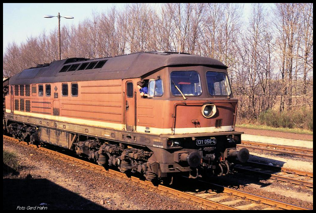 Bei einer Überholung am 18.3.1990 im Bahnhof Nauendorf fuhren wir an dieser 131056 vorbei, die um 14.21 Uhr auf Weiterfahrt wartete.