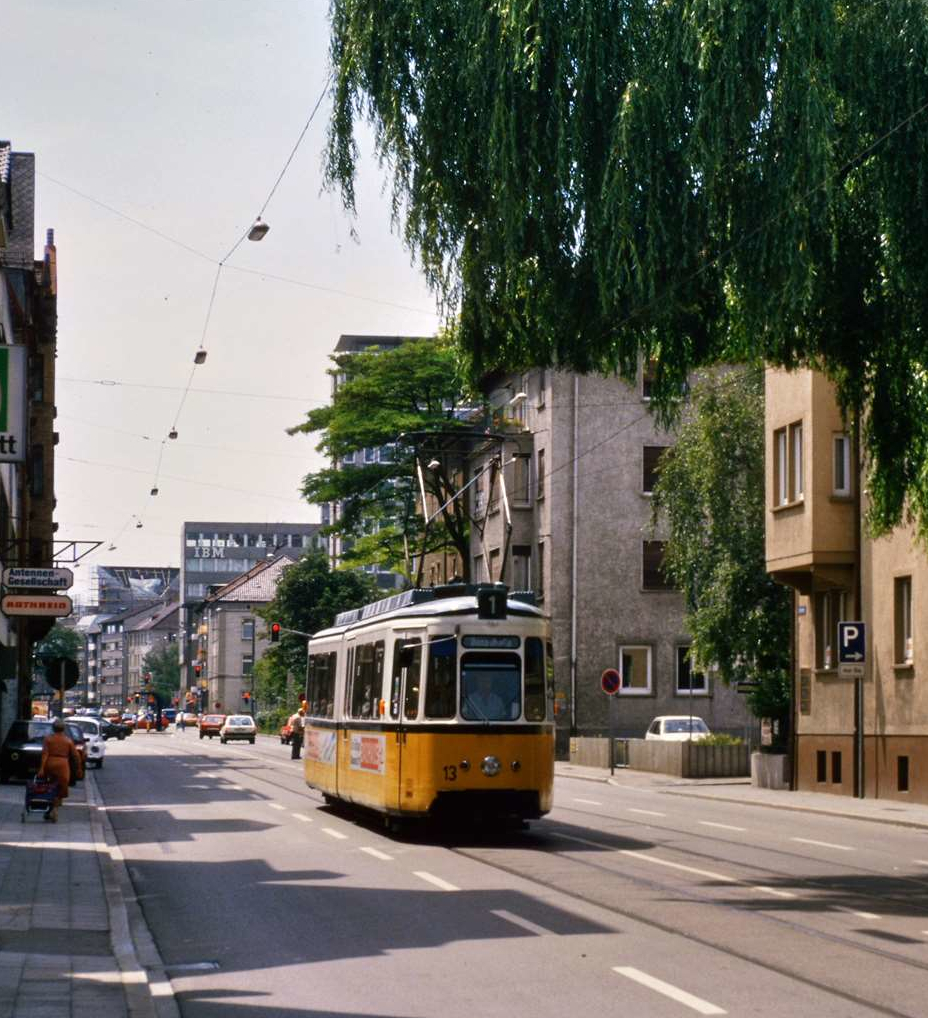 Bei der Ulmer Straßenbahn waren - wie auch bei den Stuttgarter Straßenbahnen (SSB) - Straßenbahnwagen der Baureihe GT4 (MF Esslingen) eingesetzt. TW 13, früher ein Stuttgarter GT4, bewegte sich hier auf der einzigen Linie der Ulmer Straßenbahn, der Linie 1.
Datum: 29.09.1984