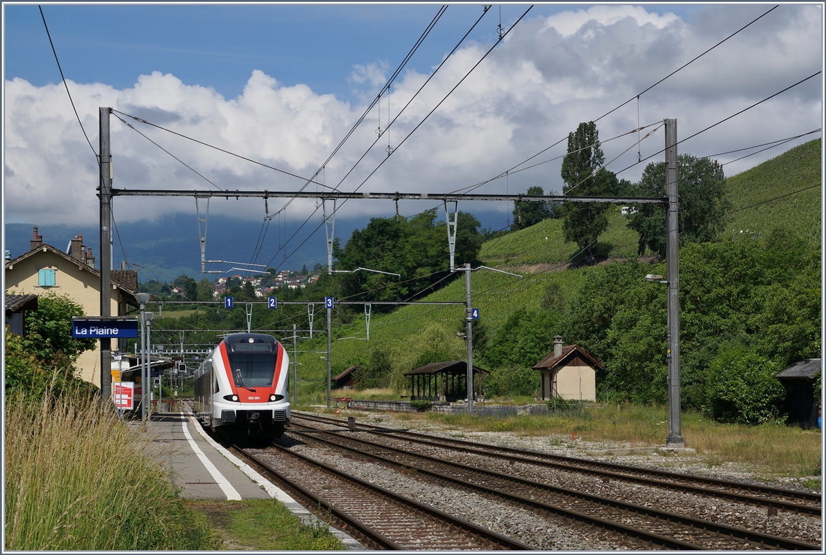 Bei der Umstellung der Stecke Genève - Bellegarde  von Gleich- auf Wechselstrom wurden in La Plaine die Gleichstrommaste und Träger für die Wechselstromfahrleitung genutzt, so dass auf den ersten flüchtigen Blick die Änderung kaum auffällt, der zweite Blick aber Zeit doch kleine Unterschiede statt  Tilo -Flirts (RABe 524) verkehren nun Flirt  France  (RABe 522) und die SNCF Signale sind SBB Signalen gewichen.
20. Juni 2016