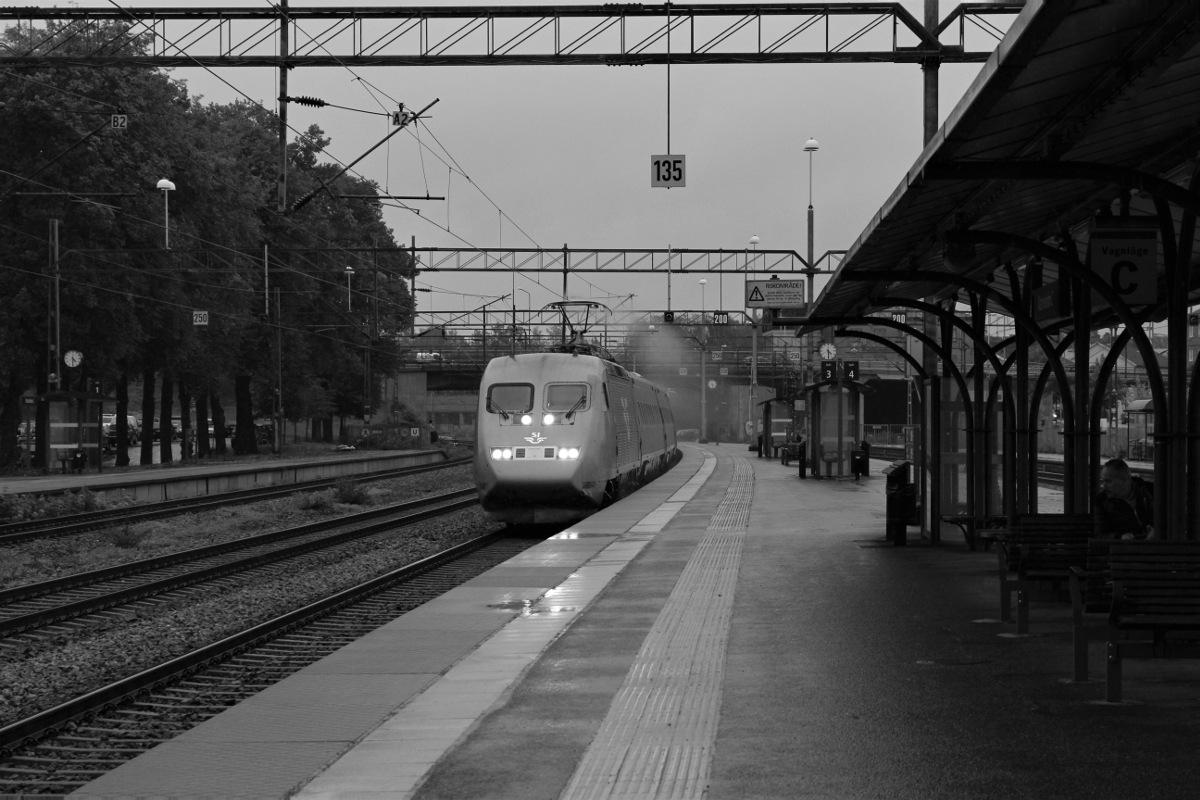 Bei ungemütlichem skandinavischem Herbstwetter durchfährt Snabbtåg 439 nach Helsingborg den Bahnhof Katrineholm. 