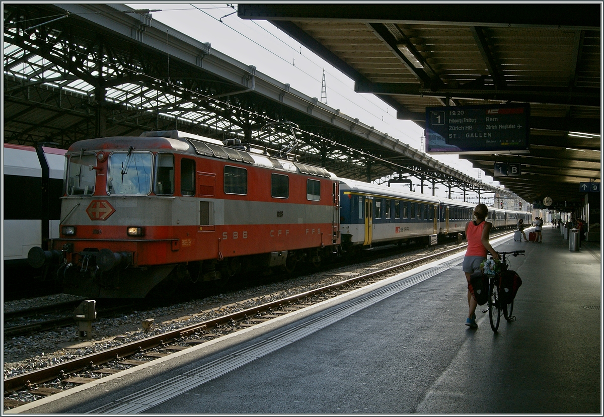 Bei ungeschicktem Licht zeigt sich die Swiss Express Re 4/4 II 11109 in Lausanne.
27. Juli 2015