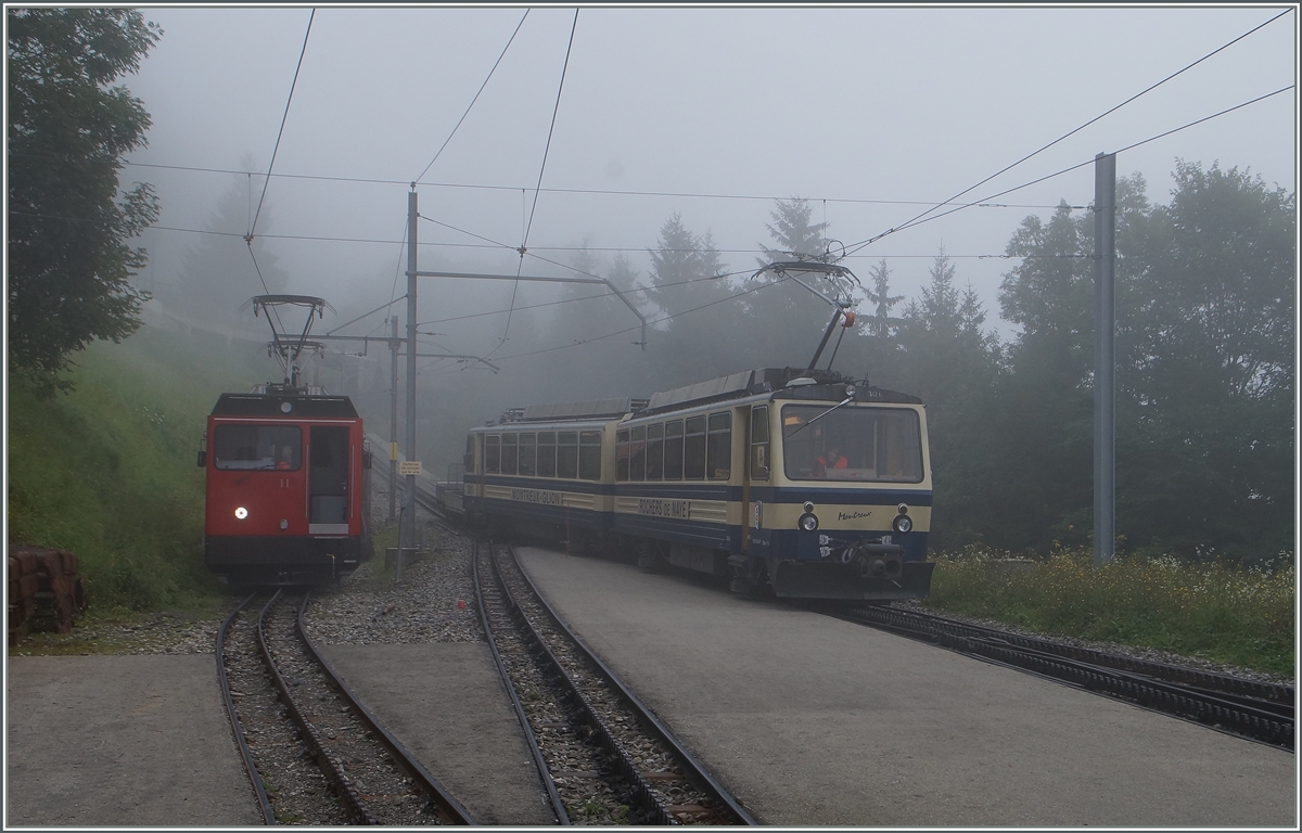Bei ungewöhnlichem dichten Nebel erreicht der Rochers de Naye Beh 4/8 301 Caux. 
Links im Bild ist eine der neuen Stadler-Dienstlok Hem 2/2 11 zu erkennen.
4. September 2014
