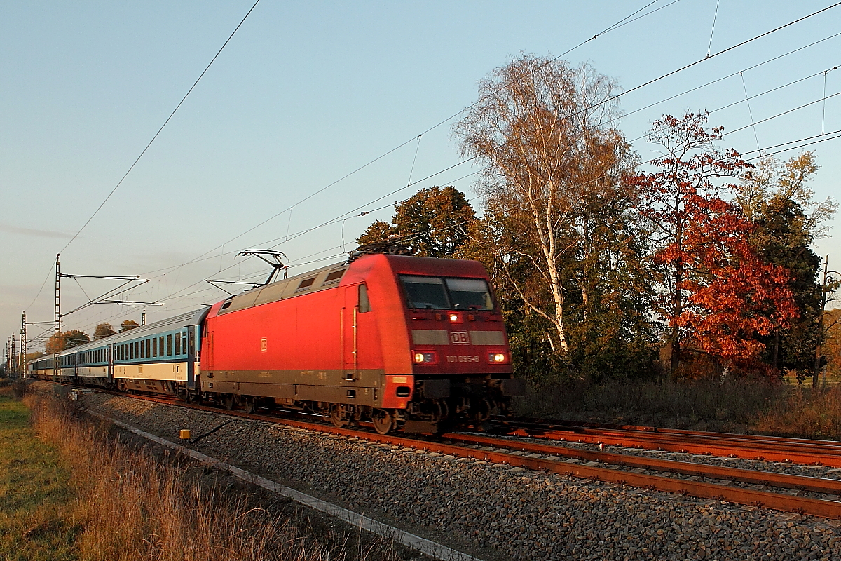 Bei untergehender Sonne durcheilt die 101 095-8 mit dem EC 179 von Rostock Hbf nach Praha hl. n. am 01.11.2014 Nassenheide.
