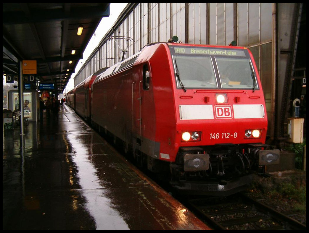 Bei unterirdischem Wetter ist hier am 22.11.2004 die 146112-8 mit dem Dosto aus Osnabrück im HBF Bremen angekommen.