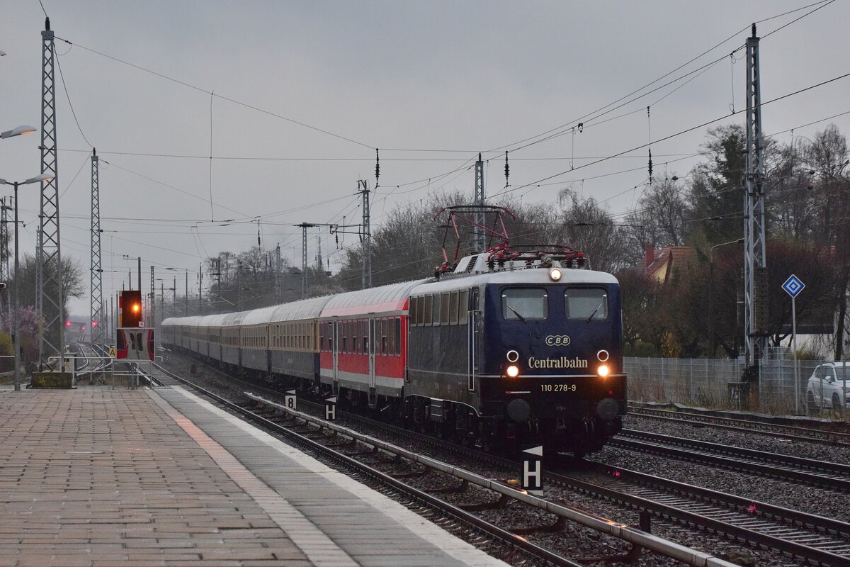 Bei unterirdischen Licht und Wetterverhältnissen rauscht 110 278 mit dem DZ 348 von Cottbus nach Hannover Messe/Laatzen durch Berlin Hirschgarten gen Köpenick.

Berlin 04.04.2022