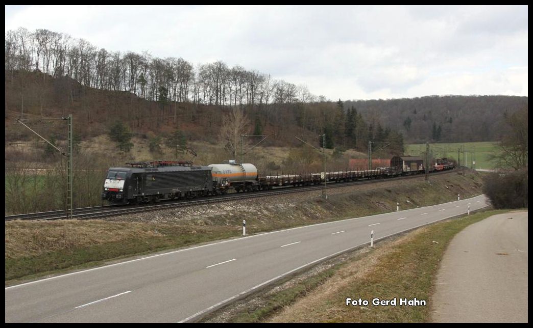 Bei Urspring war am 28.3.2015 um 12.24 Uhr ES 64 F4 - 358 mit einem Güterzug aus Richtung Geislingen kommend in Richtung Ulm unterwegs.