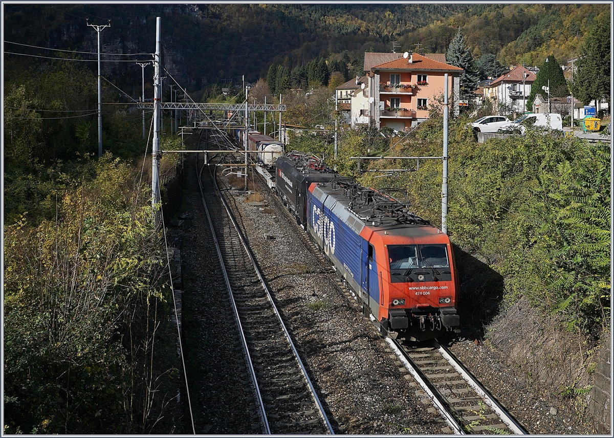 Bei Varzo habe ich heute noch einmal die Sommerzeit genutzt; nicht etwa Abends, sondern am Mittags, bzw. kurz danach, denn ab Sonntag wird der Schatten schon um Mittag den Bahnhof und die Simplonstrecke erreichten und ein Blick auf das Bild zeigt, dass auch diese Aufnahme im letzten Moment entstand: Kurz vor ein Uhr verlassen die SBB Cargo Re 474 004 und eine SBB Cargo International E 189 den Bahnhof von Varzo Richtung Süden.
27. Oktober 2017